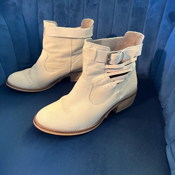 Cream suede booties - Picture 2 of 9